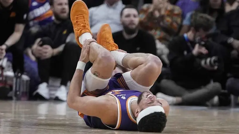 ¿Será baja? Devin Booker abandonó el partido ante los Rockets por lesión en el tobillo