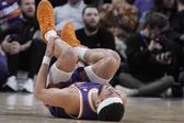 ¿Será baja? Devin Booker abandonó el partido ante los Rockets por lesión en el tobillo