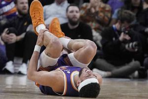 ¿Será baja? Devin Booker abandonó el partido ante los Rockets por lesión en el tobillo