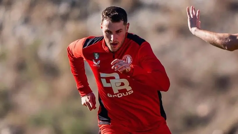 ¿Se pierde la Europa League? Santiago Giménez presenta sobrecarga en la pantorrilla