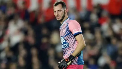¡Garrafal error en la Liga de Argentina! Portero de Instituto ‘regala’ gol a Independiente