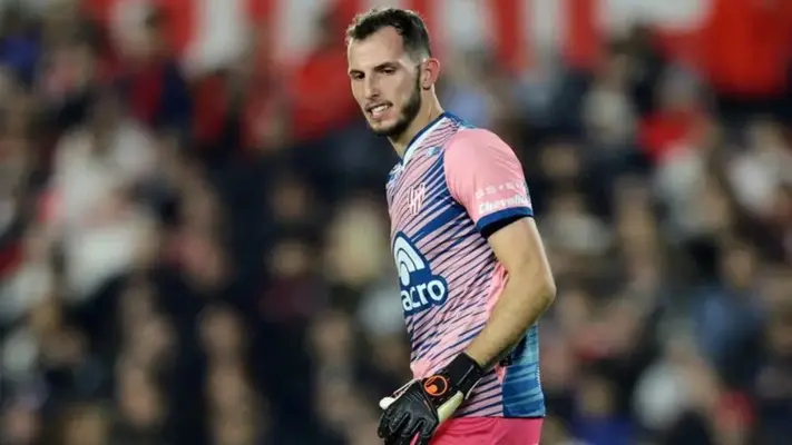 ¡Garrafal error en la Liga de Argentina! Portero de Instituto ‘regala’ gol a Independiente