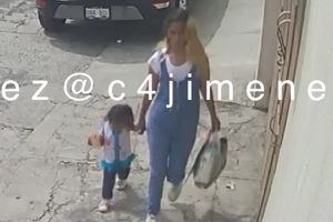 Difunden rostro de la mujer que abandonó a niña con cinco pesos y un pan