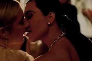 Kim Kardashian enciende las redes al besar a otra mujer