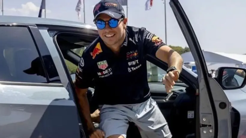 Checo Pérez se tomó unas vacaciones junto a su familia en un yate; nadó con delfines