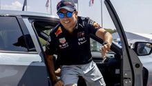 Checo Pérez se tomó unas vacaciones junto a su familia en un yate; nadó con delfines