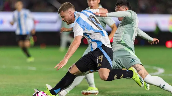 ¡Vaya error! Emilio Lara 'regala' penal en la Sub 23 ante Argentina