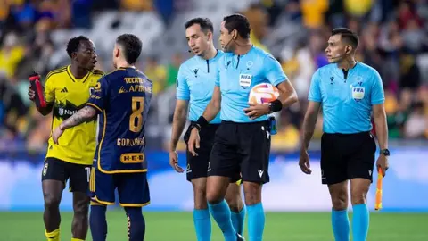 Técnico de Columbus explotó contra arbitraje de Concacaf tras partido ante Tigres