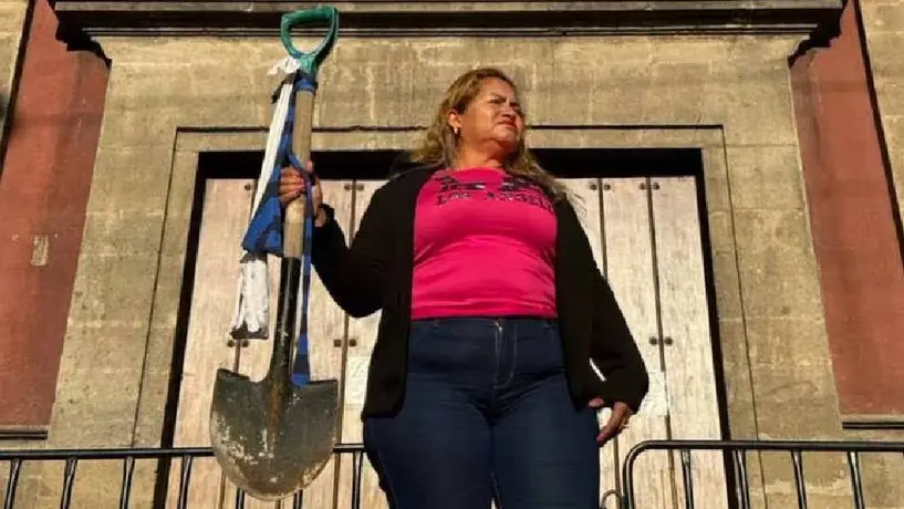 Activista Ceci Flores lleva pala a AMLO a Palacio Nacional: “Tome el mando, hágase cargo de los desaparecidos”