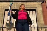 Activista Ceci Flores lleva pala a AMLO a Palacio Nacional: “Tome el mando, hágase cargo de los desaparecidos”