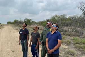 Policía fronterizo disfruta del eclipse con inmigrantes detenidos; esto es lo que sabemos