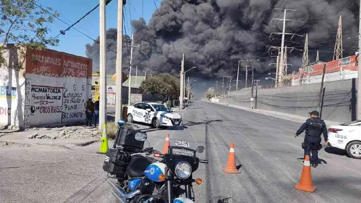 Reportan incendio en bodega de plásticos y madera en San Nicolás de los Garza