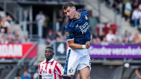 Santiago Giménez recibe dura crítica de leyenda del Feyenoord: "Ya no queda mucho de él"