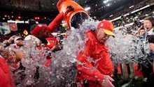 Super Bowl 2024: ¿De qué color fue la bebida energética que lanzaron a Andy Reid tras el triunfo de Chiefs?
