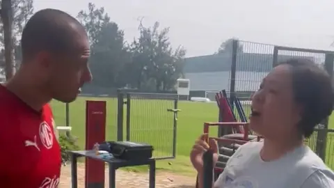Fan de ‘Chicharito’ viajó desde Hong Kong a Guadalajara para conocer a su ídolo