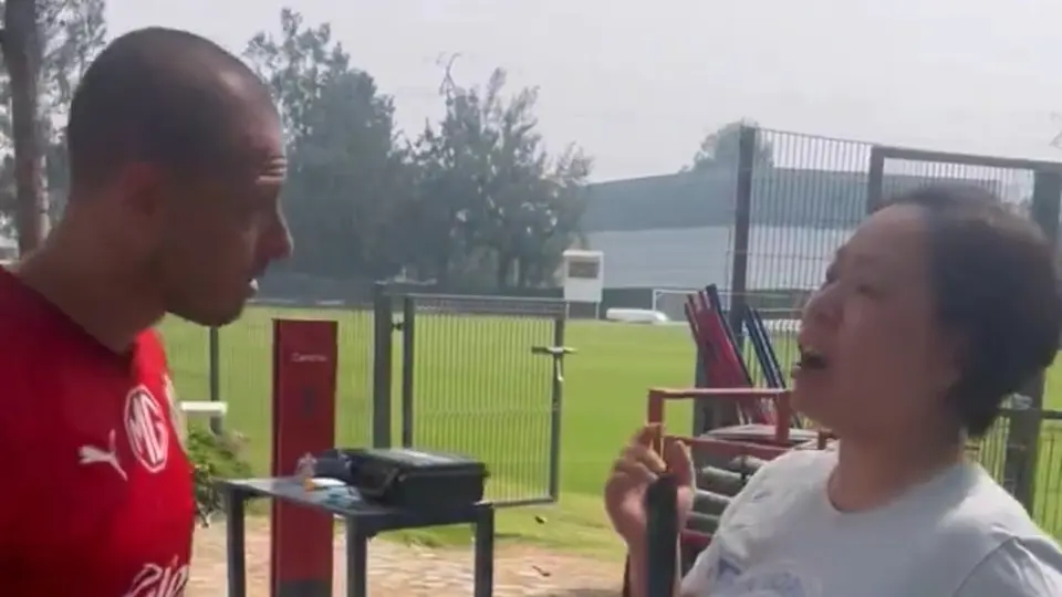 Fan de ‘Chicharito’ viajó desde Hong Kong a Guadalajara para conocer a su ídolo