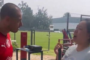 Fan de ‘Chicharito’ viajó desde Hong Kong a Guadalajara para conocer a su ídolo