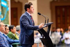 Samuel García: 'Regañó' a las personas que desperdician agua escuchando Julión Álvarez