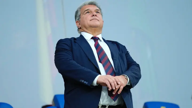 Laporta bajó al vestidor para hablar con Xavi tras la eliminación del Barcelona ante PSG