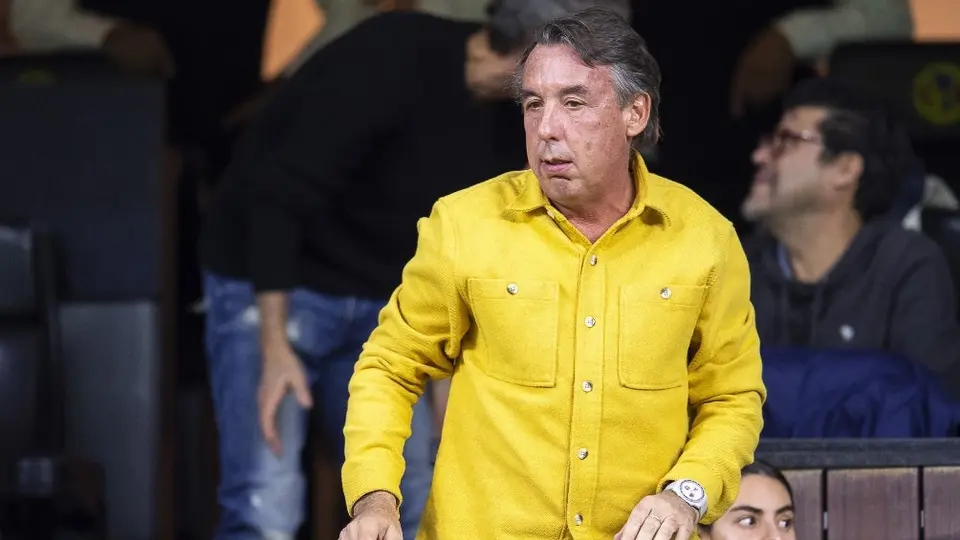 ¡Gran gesto! Emilio Azcárraga regaló una chamarra del América a un aficionado