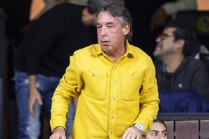 ¡Gran gesto! Emilio Azcárraga regaló una chamarra del América a un aficionado