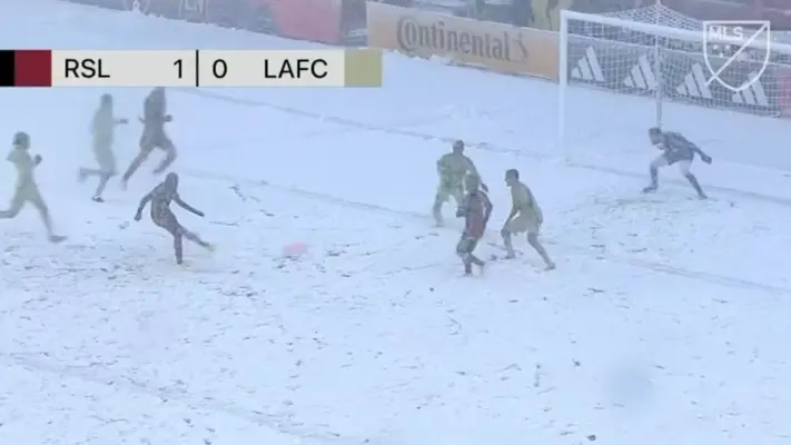 ¿Y si hacemos un muñeco? Real Salt Lake gana sobre la nieve y festeja con 'angelitos'