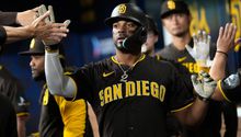 Doble de Cronenworth lleva a Padres a victoria 6-5 sobre Gigantes de Melvin