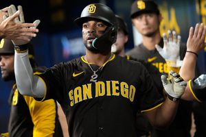 Doble de Cronenworth lleva a Padres a victoria 6-5 sobre Gigantes de Melvin