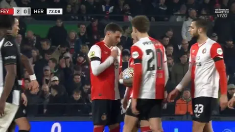 ¡'Piedra, papel o tijera'! Jugadores del Feyenoord deciden al cobrador del tiro libre con juego de azar
