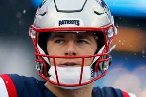 ¡Mac Jones se va de Patriots! Nueva Inglaterra lo manda a Jaguars y recibe selección de draft