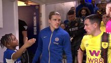 Conor Gallagher ignora a niño, previo al juego entre Chelsea y Burnley