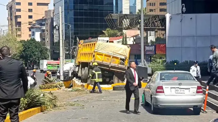 Camión protagoniza accidente al treparse a jardineras en la carretera Picacho-Ajusco