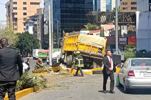 Camión protagoniza accidente al treparse a jardineras en la carretera Picacho-Ajusco
