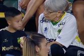 Abuelita y su nieto se hacen virales tras tierno video en el estadio del Defensa y Justicia