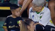 Abuelita y su nieto se hacen virales tras tierno video en el estadio del Defensa y Justicia