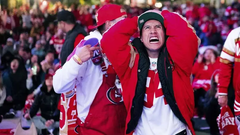 Aficionados de 49ers rompen televisor tras la derrota de su equipo en el Super Bowl