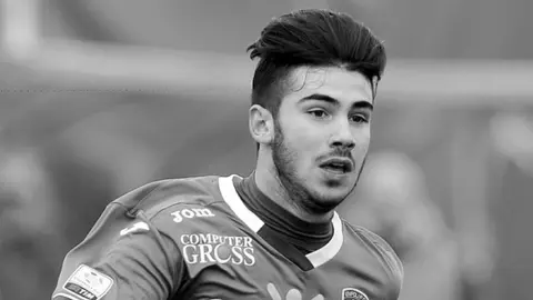 Oficial: Muere futbolista italiano de 26 años en pleno campo de juego