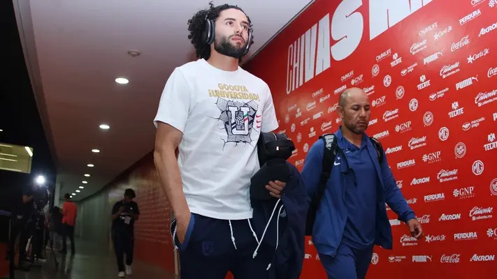 Chivas se 'burla' de 'Chino' Huerta tras finta de 'Piojo' Alvarado en el juego vs Pumas