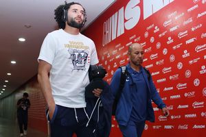 Chivas se 'burla' de 'Chino' Huerta tras finta de 'Piojo' Alvarado en el juego vs Pumas