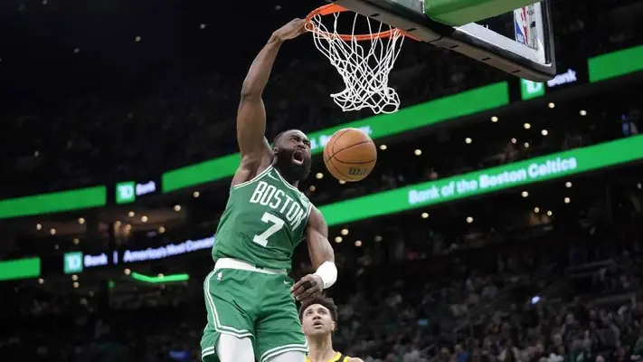 Tatum y Brown comandan victoria histórica de Celtics de 140-88 sobre los Warriors