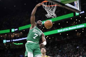 Tatum y Brown comandan victoria histórica de Celtics de 140-88 sobre los Warriors