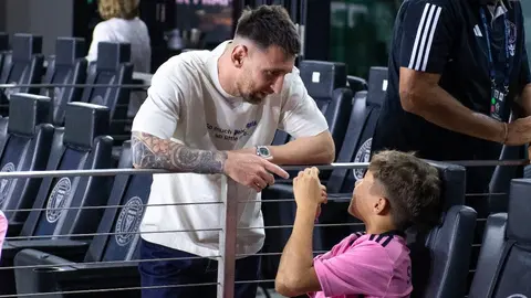 ¡Por eso lo aman! Messi se detuvo a firmar autógrafos y dar fotos en Miami