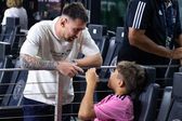 ¡Por eso lo aman! Messi se detuvo a firmar autógrafos y dar fotos en Miami
