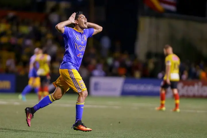 Jonathan Espericueta festejando un gol