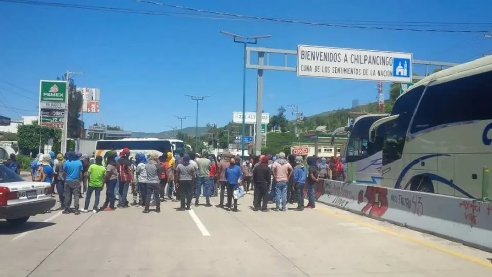 Estudiantes de Ayotzinapa reabren carriles de la Autopista del Sol