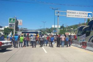 Estudiantes de Ayotzinapa reabren carriles de la Autopista del Sol