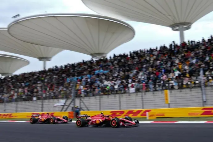¡Pelean los Ferrari! Leclerc se quejó de la "agresividad" de Sainz en la sprint del GP de China