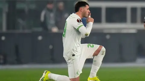 Santiago Giménez responde a las críticas sobre su rendimiento: "Tengo más goles que el año pasado"