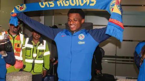 "Vamos América"; así fue la llegada de Javairô Dilrosun para reportar con las Águilas