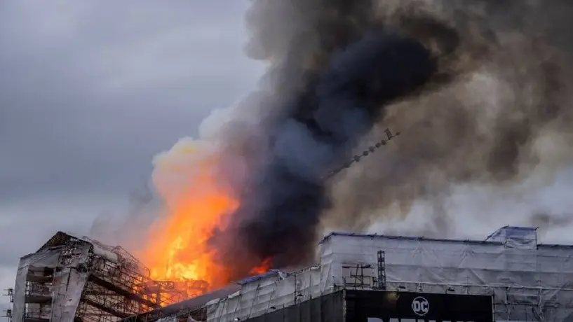 VIDEO: Incendio en la histórica Bolsa de Copenhague en Dinamarca